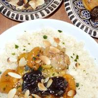 Tajine de poulet aux abricots, pruneaux et amandes grillées